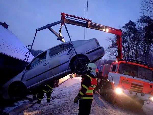 Hasiči vyprošťovali automobil uvízlý na zahradním plotu