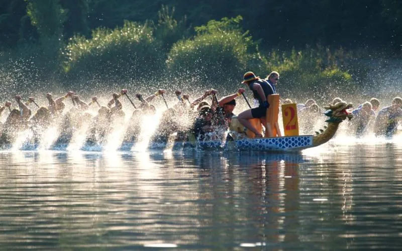 Závody dračích lodí na Hlučínské štěrkovně