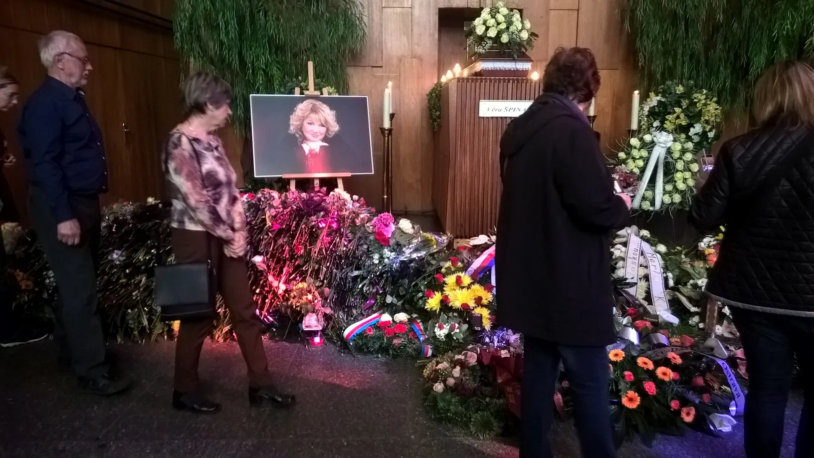 V Ostravě se lidé rozloučili s Věrou Špinarovou, začal rodinný pohřeb
