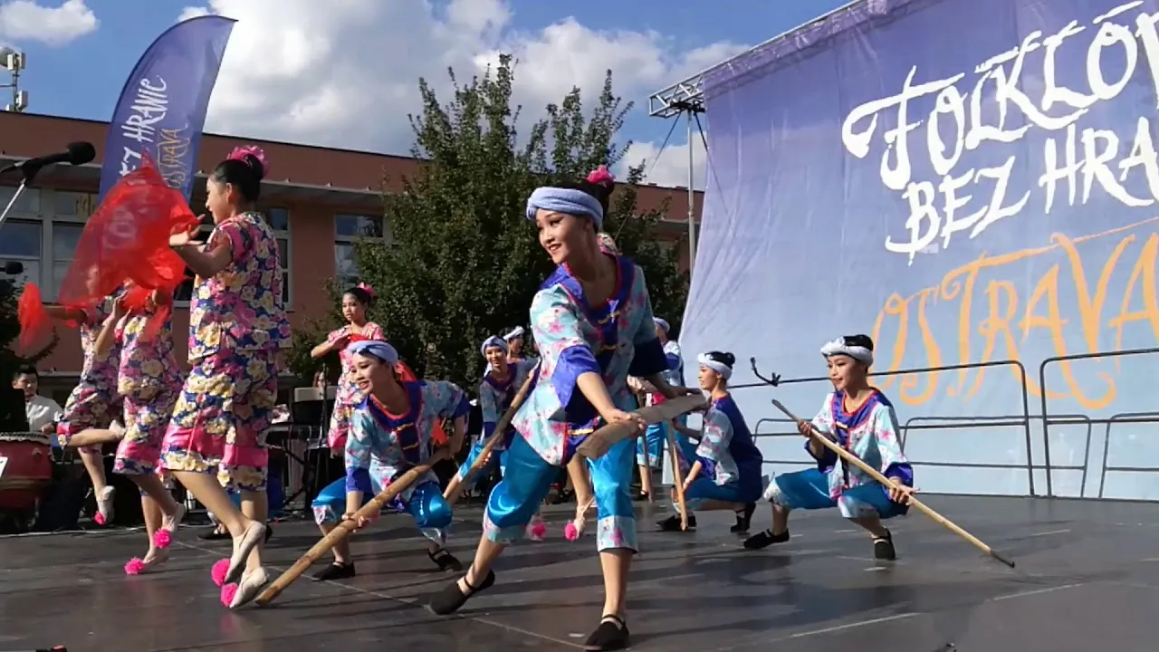 Dnes vyvrcholí folklor bez hranic