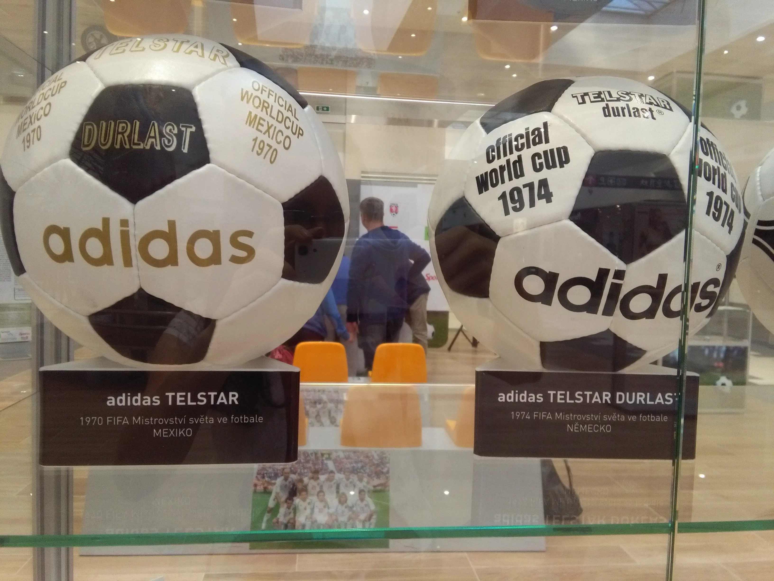 Máte rádi fotbal a chcete se setkat s fotbalovými legendami? Tak to je potom výstava Zlaté časy fotbalu právě pro Vás!
