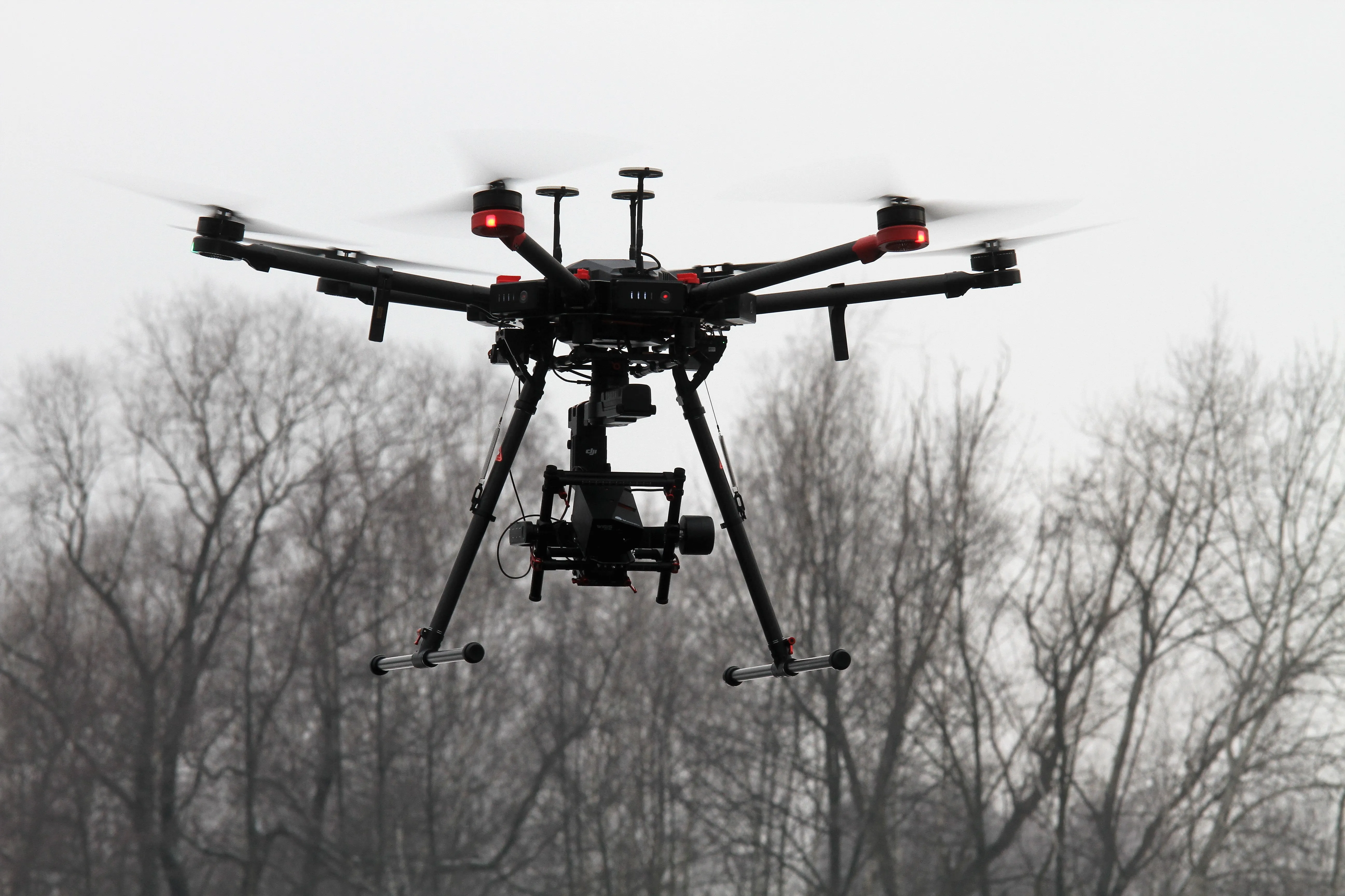 „Hollywoodský“ dron začně hlídat huť