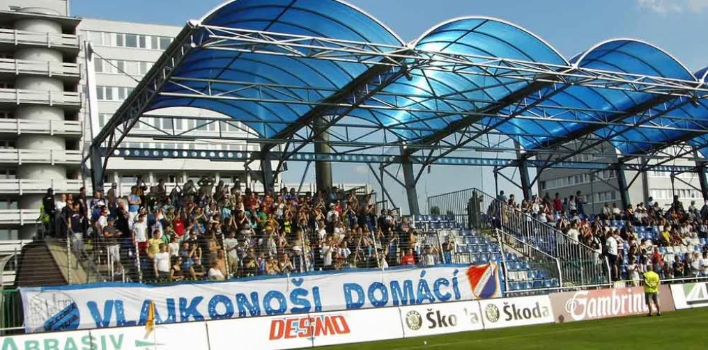 MLADÁ BOLESLAV: LÍSTKY AŽ NA MÍSTĚ