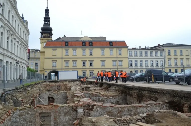 NOVÉ LAUBY POSTUPUJÍ DO DALŠÍ FÁZE-ZAČÍNÁ ARCHEOLOGICKÝ PRŮZKUM