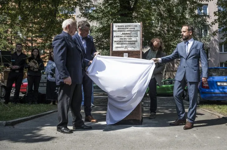 Pietní místo s pamětní deskou připomínající tábor Hanke