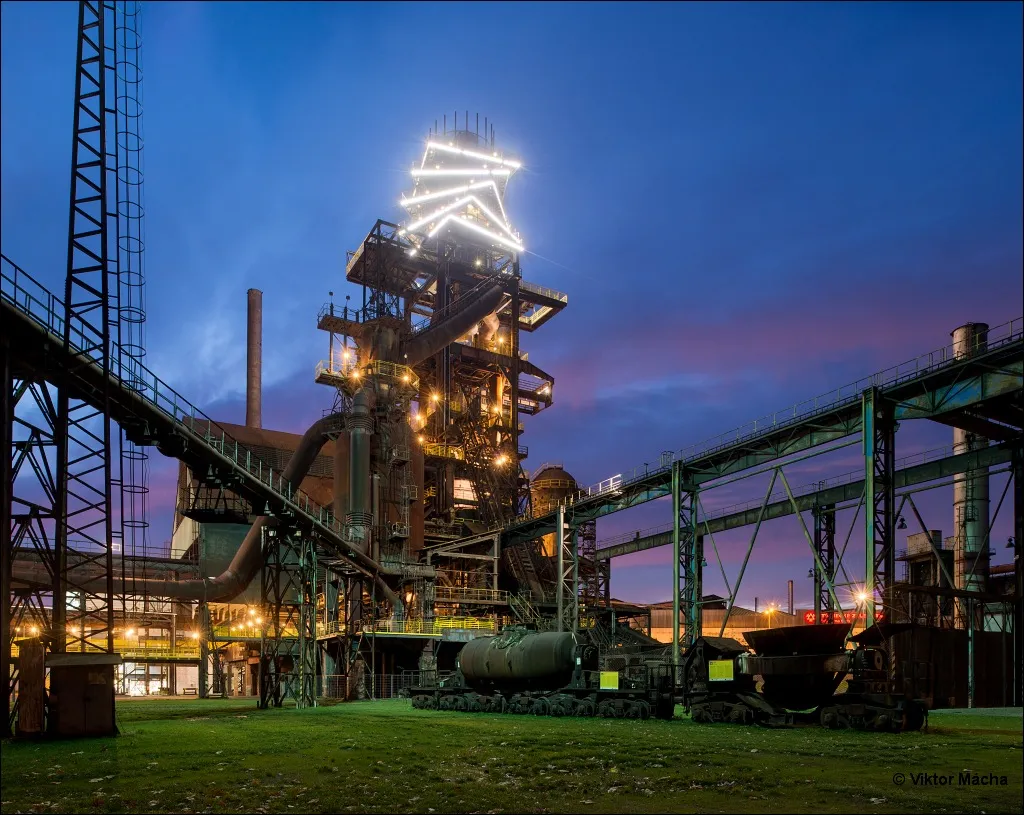 BOLT TOWER SE VE STŘEDU ROZSVÍTÍ V BARVÁCH TRIKOLORY