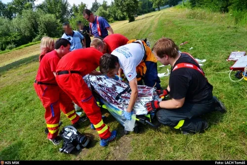 Hasiči v Ostravě zachránili z vody mladou dívku, společně se zdravotníky se jim podařilo obnovit její životní funkce