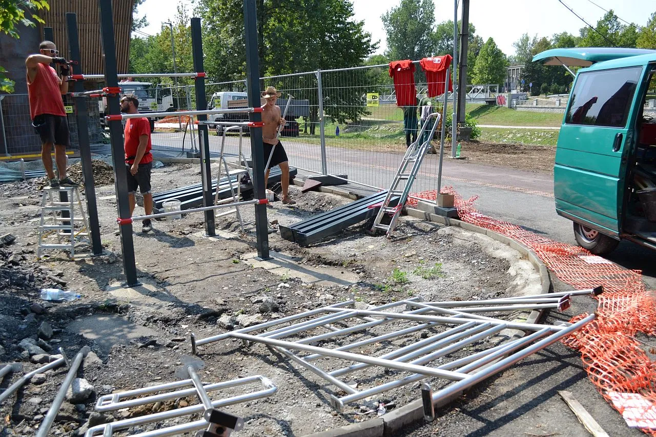 Na břehu Ostravice začala instalace mobiliáře