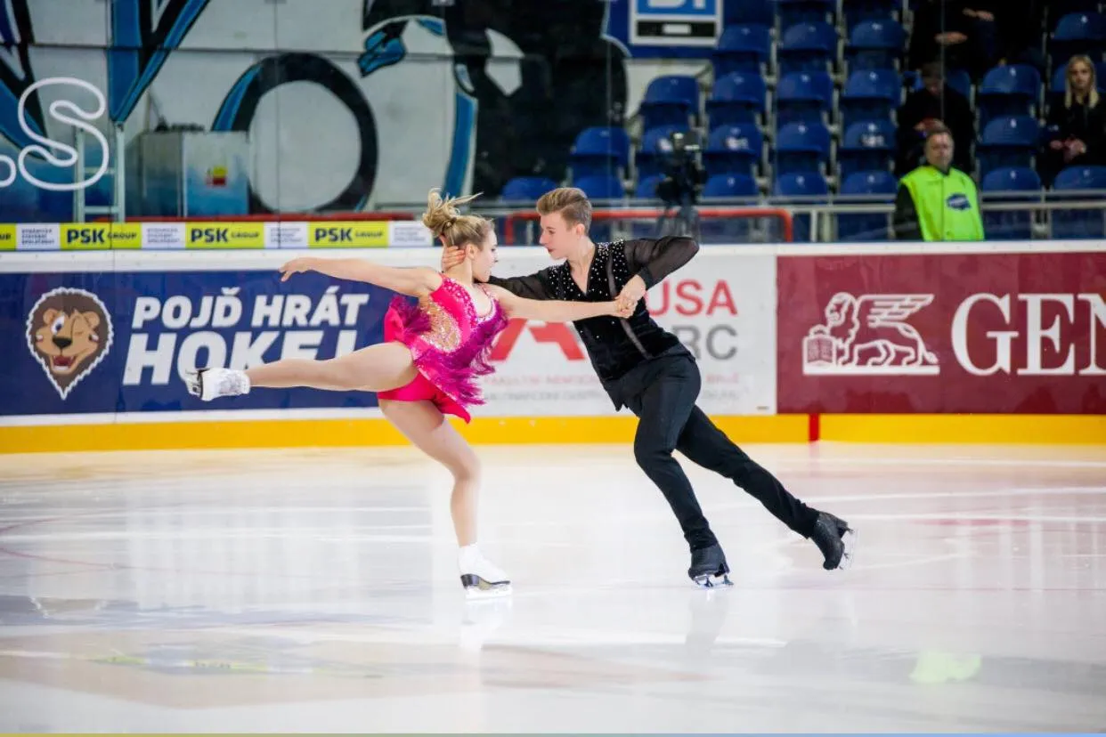 Začalo světové juniorské ISU Grand Prix v krasobruslení. ČR vysílá 10 závodníků a v Ostravě pořádá jeden ze závodů