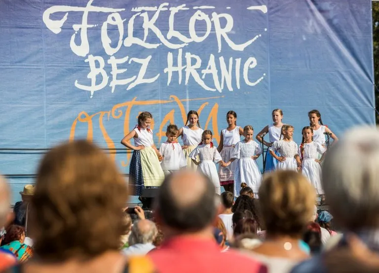 FOLKLOR BEZ HRANIC VYVRCHOLIL NA HRADĚ