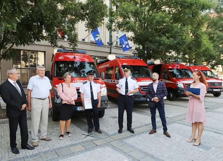 PRIMÁTOR PŘEDAL HASIČŮM ČTYŘI MODERNÍ ZÁSAHOVÉ VOZY