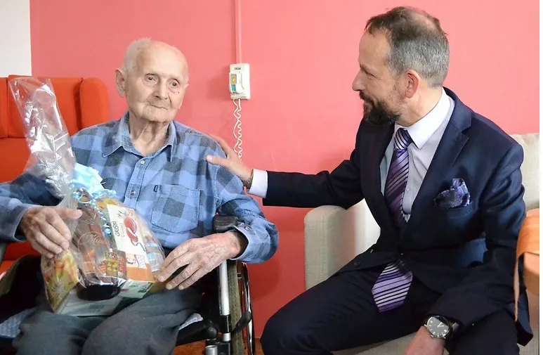 PRIMÁTOR NAVŠTÍVIL U PŘÍLEŽITOSTI OSLAV REPUBLIKY STOLETÉ A STARŠÍ OBČANY