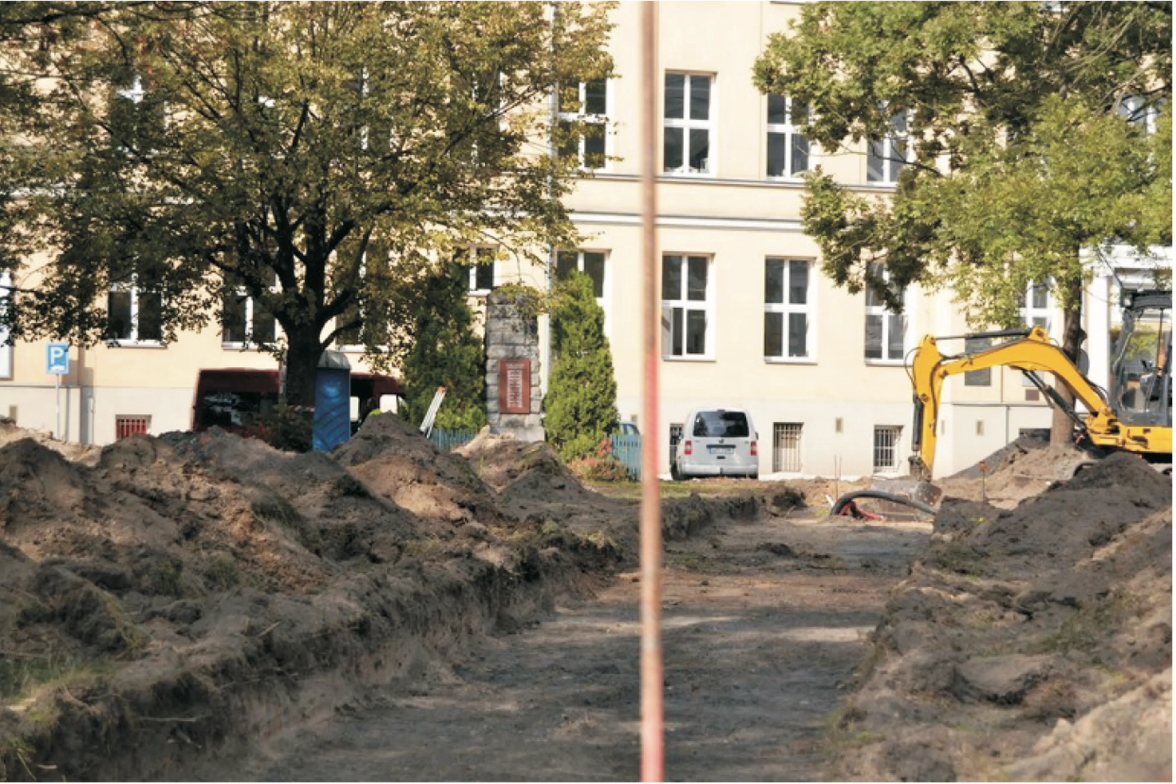 ZAČALA REVITALIZACE PARČÍKU PŘED FAROU VČETNĚ HOZOVY ULICE