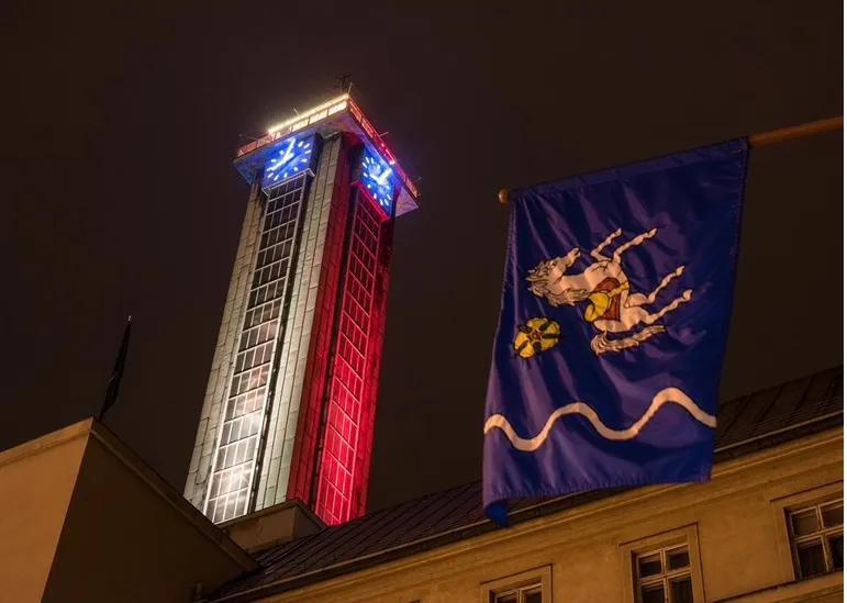 „Rekonstrukce krytého bazénu za 400 milionů je riziko pro rozpočet i pro město, zakázku vyhrál korupční kauzou zmítaný Metrostav,“ upozornili Piráti a Starostové na včerejším zastupitelstvu