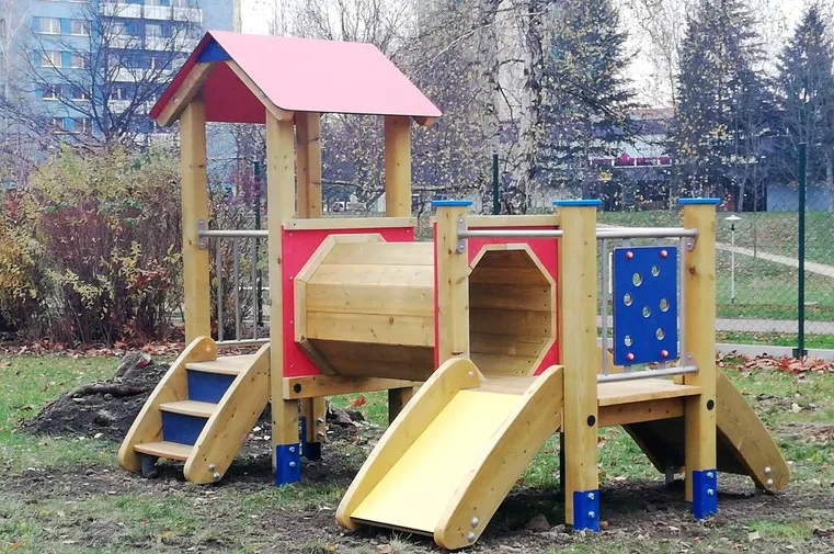 ZAHRADU JESLIČEK OZDOBILY NOVÉ HERNÍ PRVKY