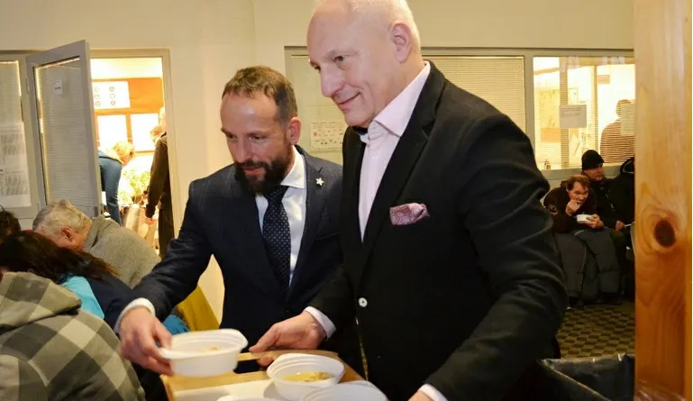 PRIMÁTOR MACURA S NÁMĚSTKEM PRAŽÁKEM NABÍDLI CHUDÝM VÁNOČNÍ POLÉVKU