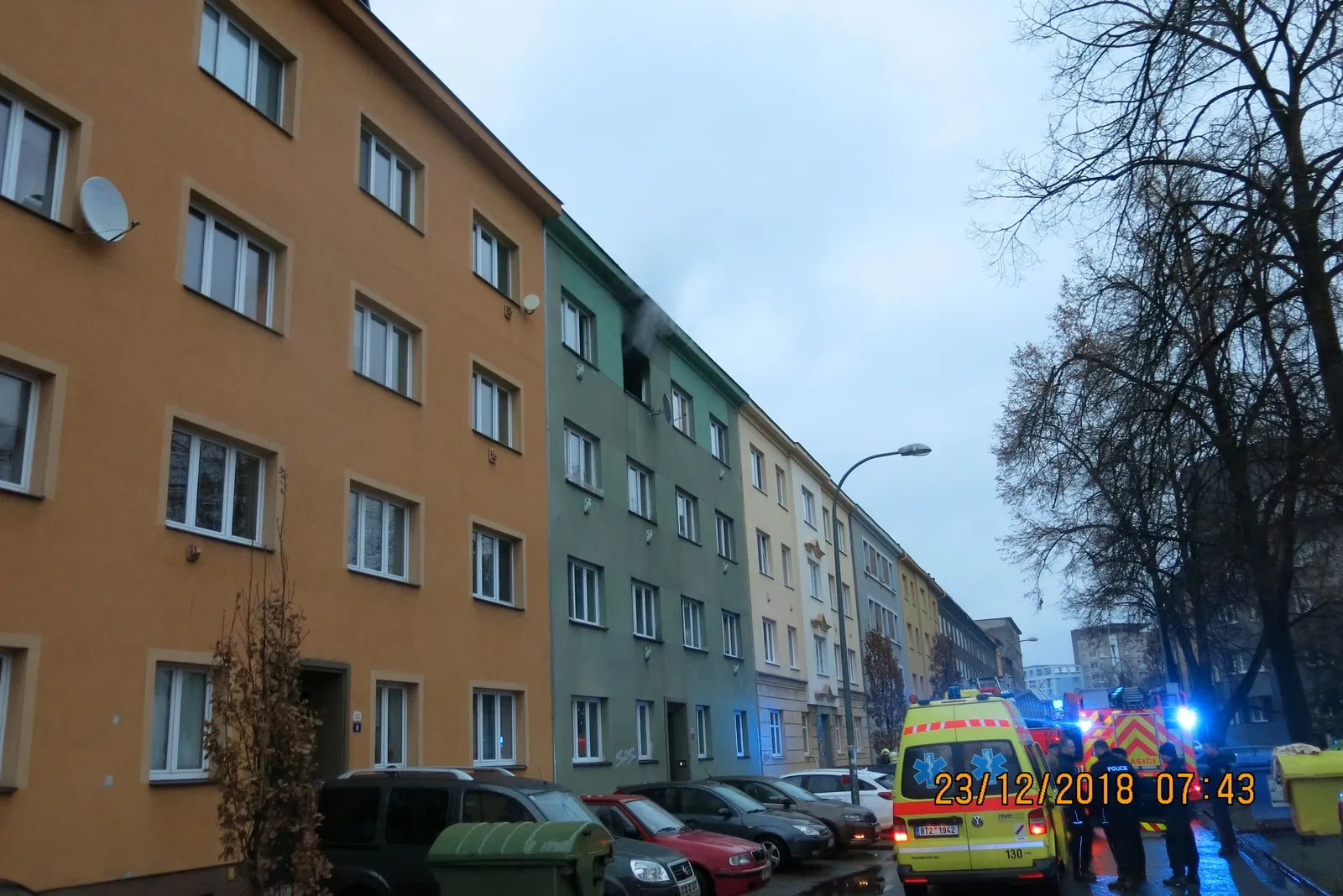 PŘI POŽÁRU BYTU V OSTRAVĚ ZACHRÁNILI POLICISTÉ A HASIČI TŘI OSOBY, JEDNA Z NICH BYLA ZRANĚNÁ