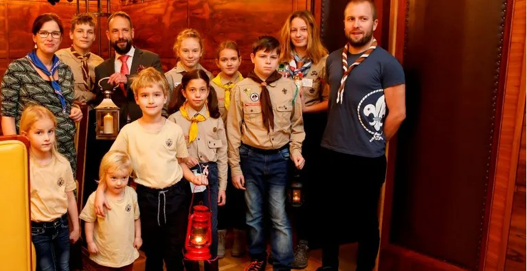 SKAUTI PŘINESLI PRIMÁTOROVI BETLÉMSKÉ SVĚTLO. OSTRAVANÉ SI PRO NĚJ MOHOU DOJÍT NA MAGISTRÁT