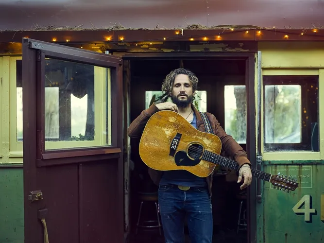 NOVĚ NA COLOURS OF OSTRAVA: MAGICKÝ ÓLAFUR AENALDS A DIVOKÝ JOHN BUTLER S TRIEM