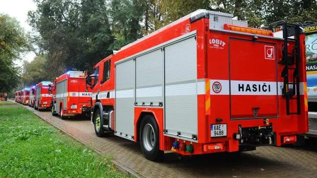 Při požáru ve sklepě bytového domu v Ostravě hasiči pomocí vyváděcích masek zachránili devět lidí
