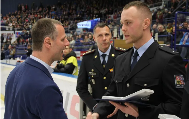 POLICISTÉ, KTEŘÍ ZASAHOVALI PŘI POŽÁRU ZÍSKALI OCENĚNÍ