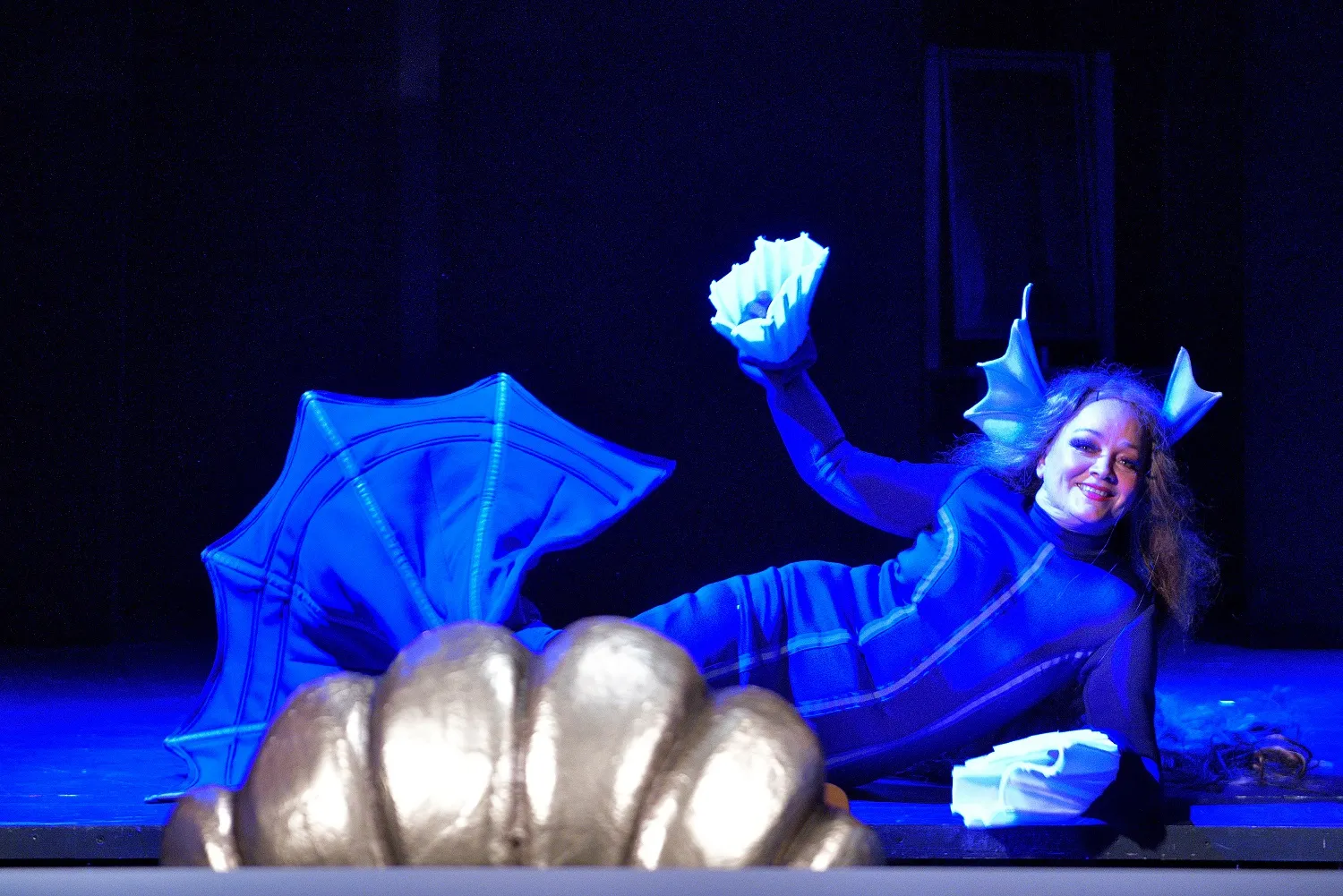 ČTYŘNOTOVÁ OPERA TOMA JOHNSONA: TŘIKRÁT POPRVÉ