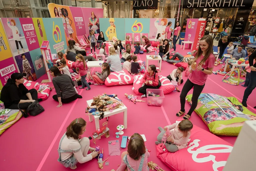 IKONICKÁ BARBIE SLAVÍ 60. NAROZENINY. FORUM NOVÁ KAROLINA SE NA DVA DNY ZABALÍ DO RŮŽOVÉ
