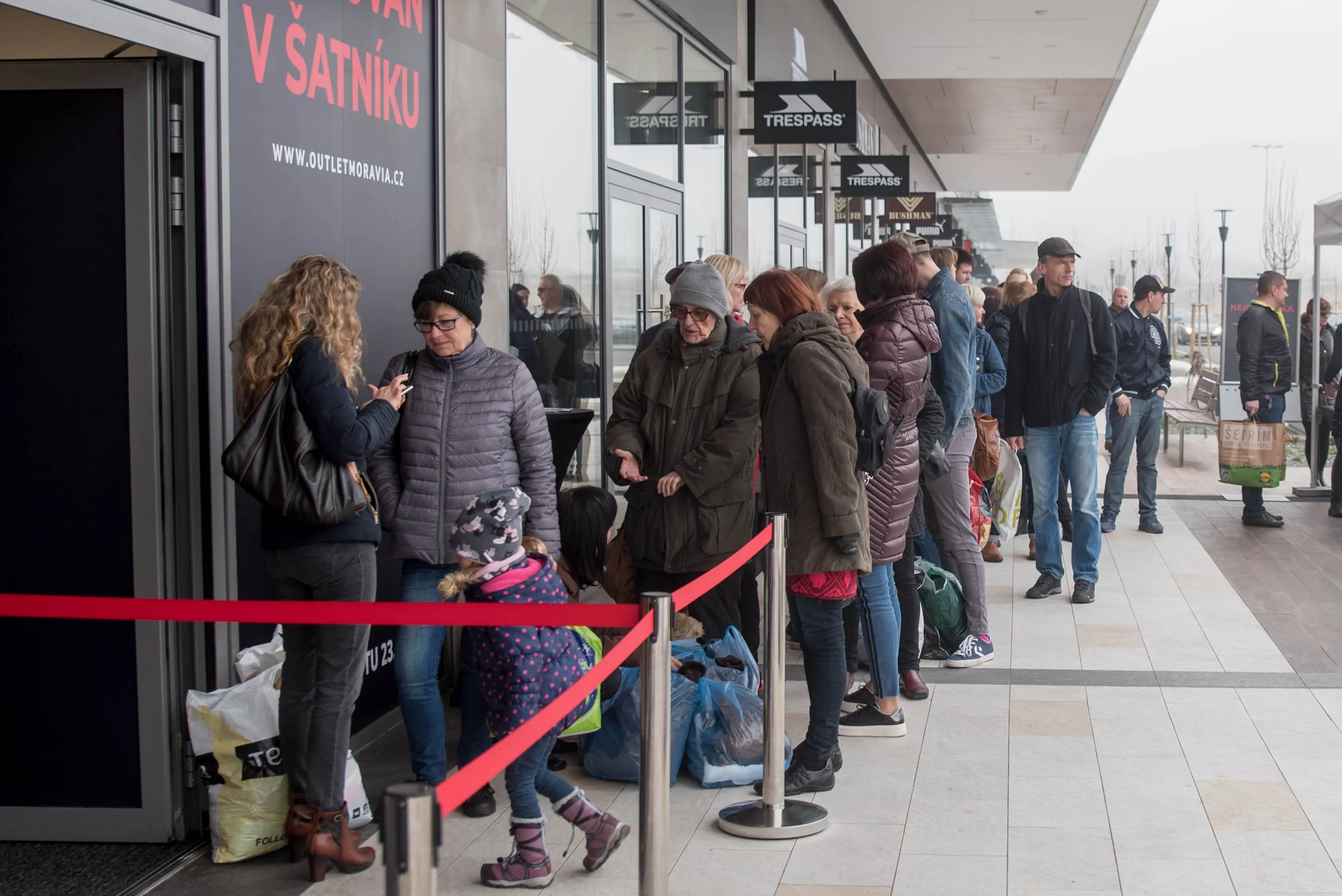 OSTRAVA POMÁHÁ SBÍRAT STARÉ ODĚVY