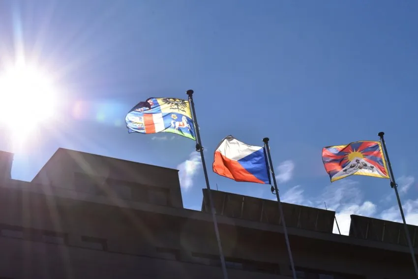 Nad krajským úřadem vlála tibetská vlajka