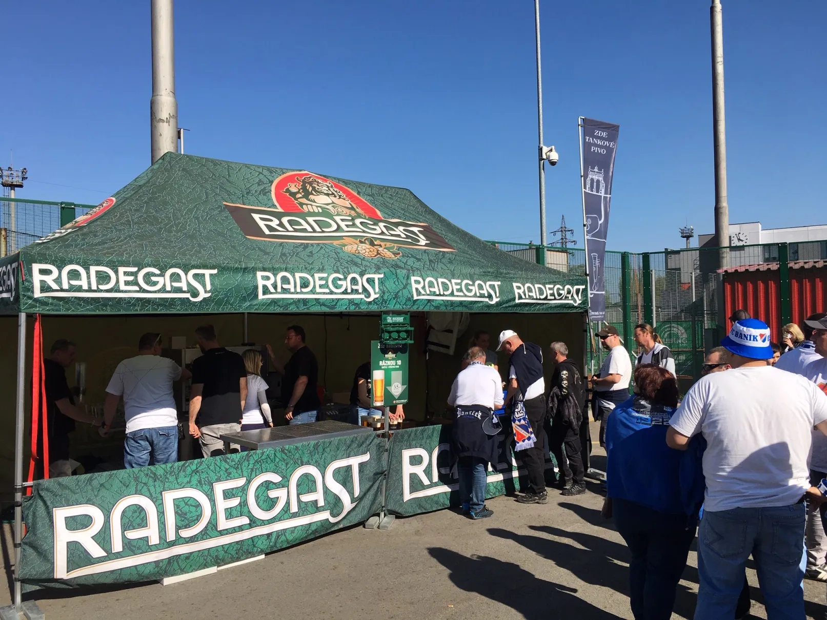 PIVO NA FOTBALE KONEČNĚ BEZ FRONT! RADEGAST TESTUJE PIVNÍ REVOLUCI
