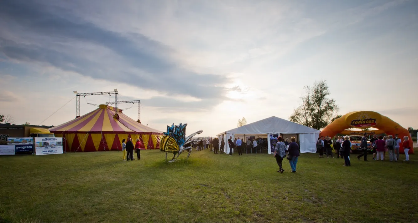 DIVADELNÍ FESTIVAL LETNÍ ŠAPITÓ HLÁSÍ ZMĚNY V PROGRAMU