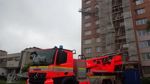 OSTRAVŠTÍ HASIČI ZACHRAŇOVALI ČTYŘI DĚLNÍKY Z NAKLONĚNÉ STAVEBNÍ LÁVKY