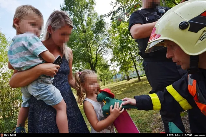 PŘI POŽÁRU AUTA SE DĚTI UKLIDNILY POMOCÍ PLYŠOVÝCH DRÁČKŮ HASÍKŮ