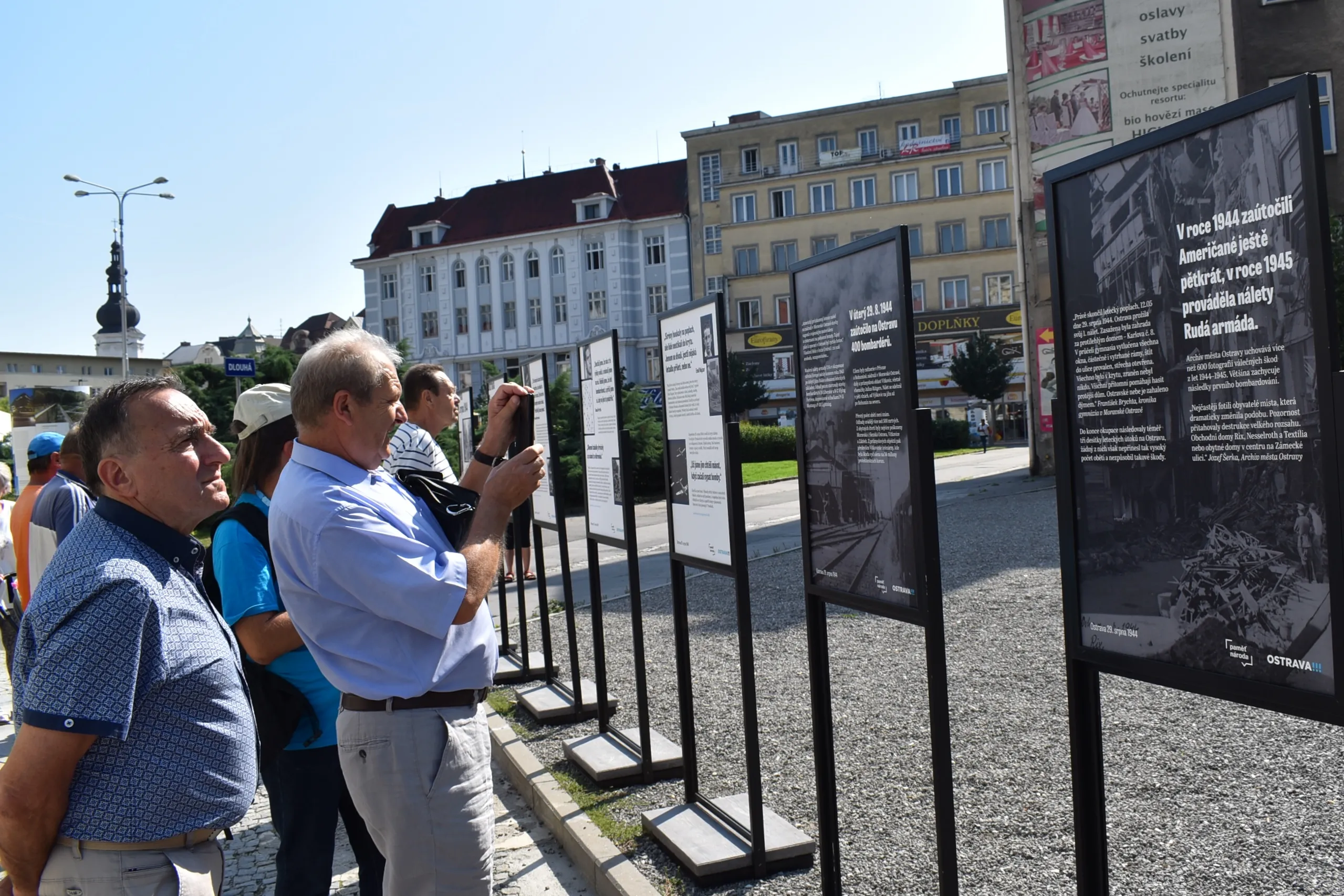 BOMBARDOVÁNÍ OSTRAVY PŘIPOMENE PAMĚTNÍ DESKA V CENTRU MĚSTA