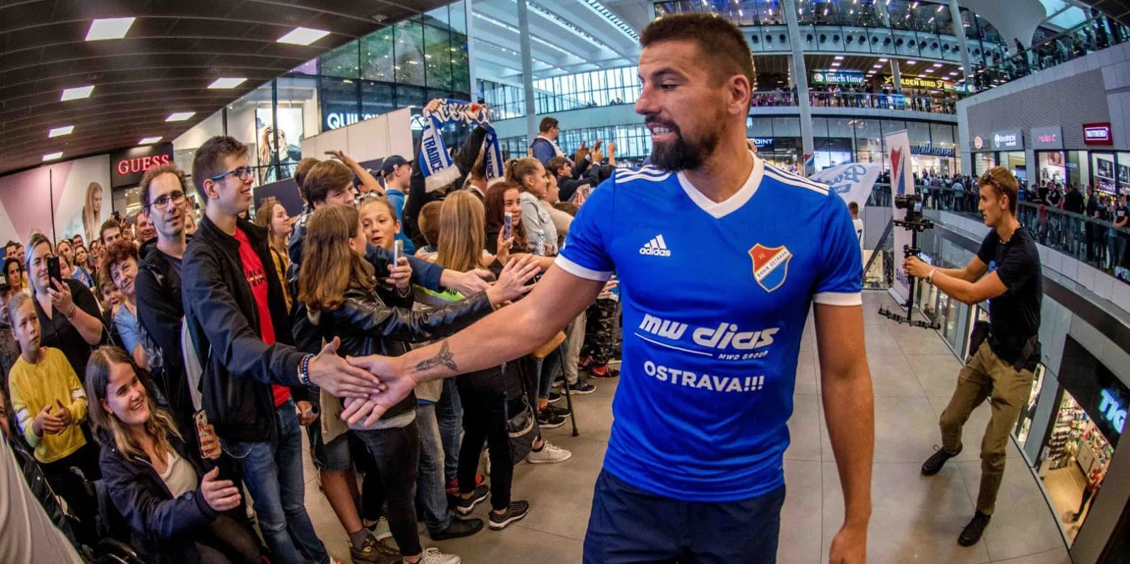 AUTOGRAMIÁDA OPĚT PŘIVÁBILA DAVY FANOUŠKŮ