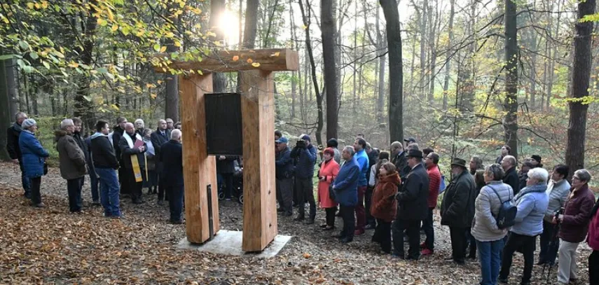 V BĚLSKÉM LESE VZNIKLA KŘÍŽOVÁ CESTA. ČTRNÁCT DŘEVĚNÝCH PRISMAT ZDOBÍ UMĚLECKÉ FIGURÁLNÍ RELIÉFY Z KOVU