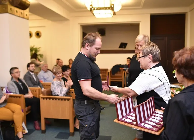 DÁRCI KRVE OBDRŽELI JAKO PODĚKOVÁNÍ ZLATOU MEDAILI JANA JANSKÉHO