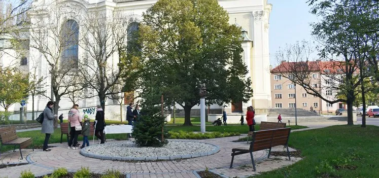REVITALIZOVANÝ PARČÍK ZDOBÍ PLASTIKA SRDCE