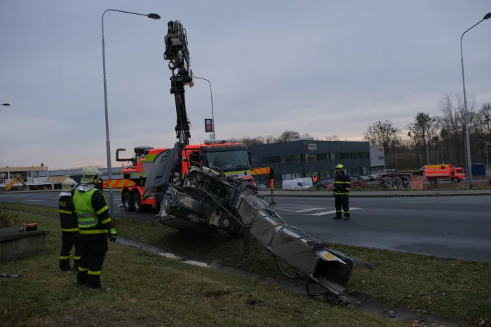 Bizon vyprostil v Porubě asfaltovou frézu, podruhé už na valník vyjela