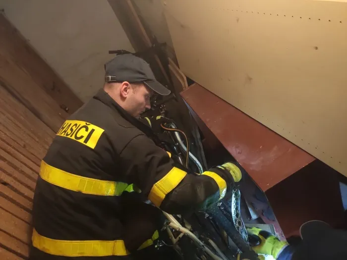 Ostravští hasiči lovili škrtiče zapleteného do dvou silničních kol
