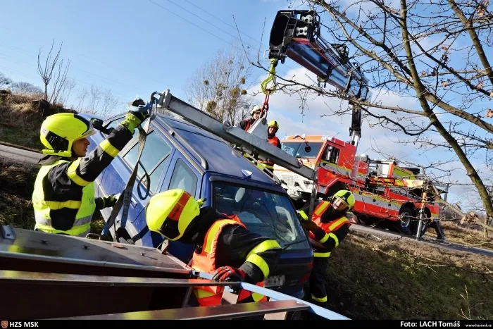 Vyprošťování auta z potoka na Bruntálsku