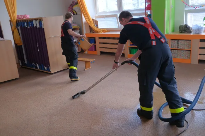 Ostravští hasiči zachraňovali budovu školky po záplavě z prasklé hadičky