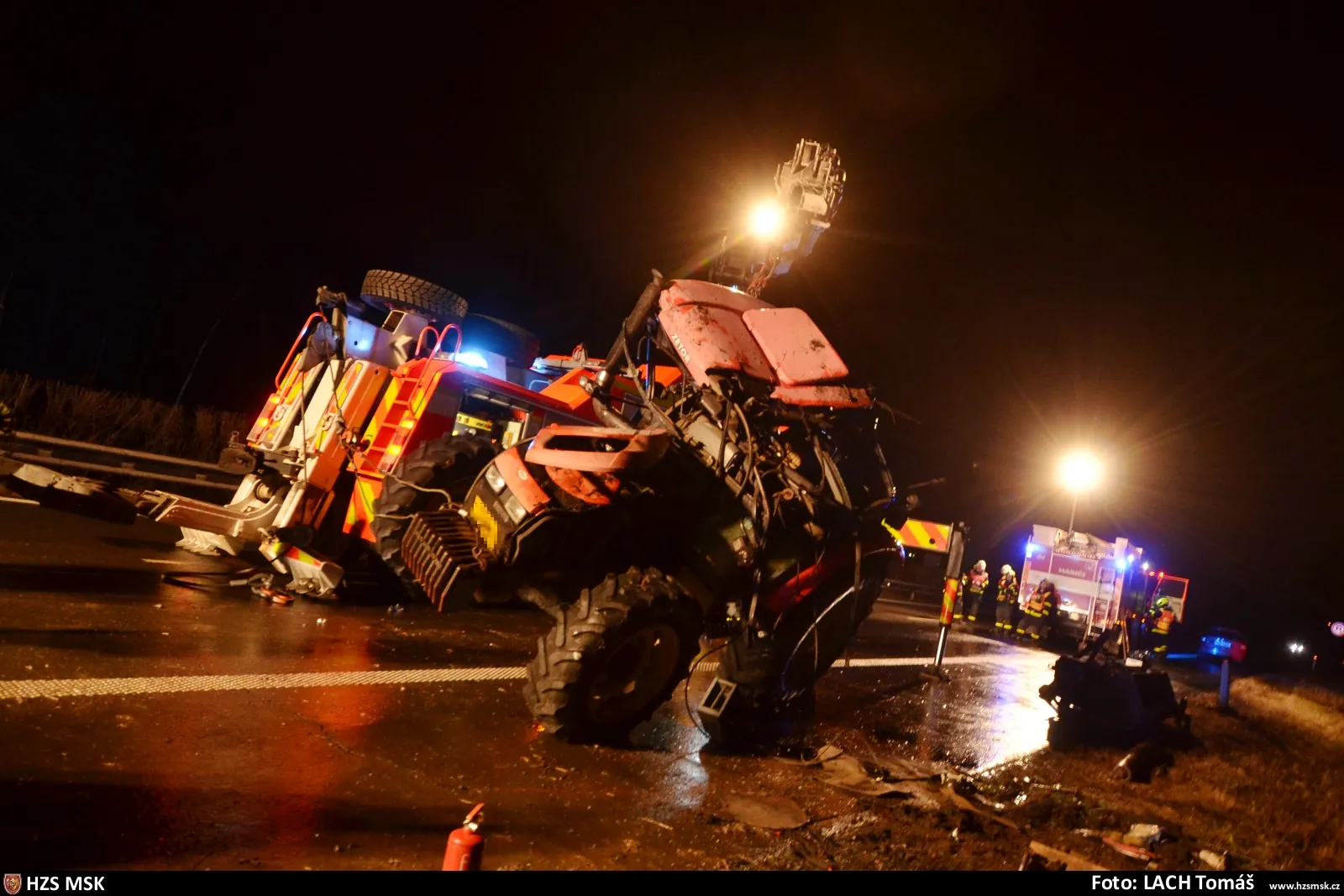 Hasiči obraceli na ostravské Rudné havarovaný traktor