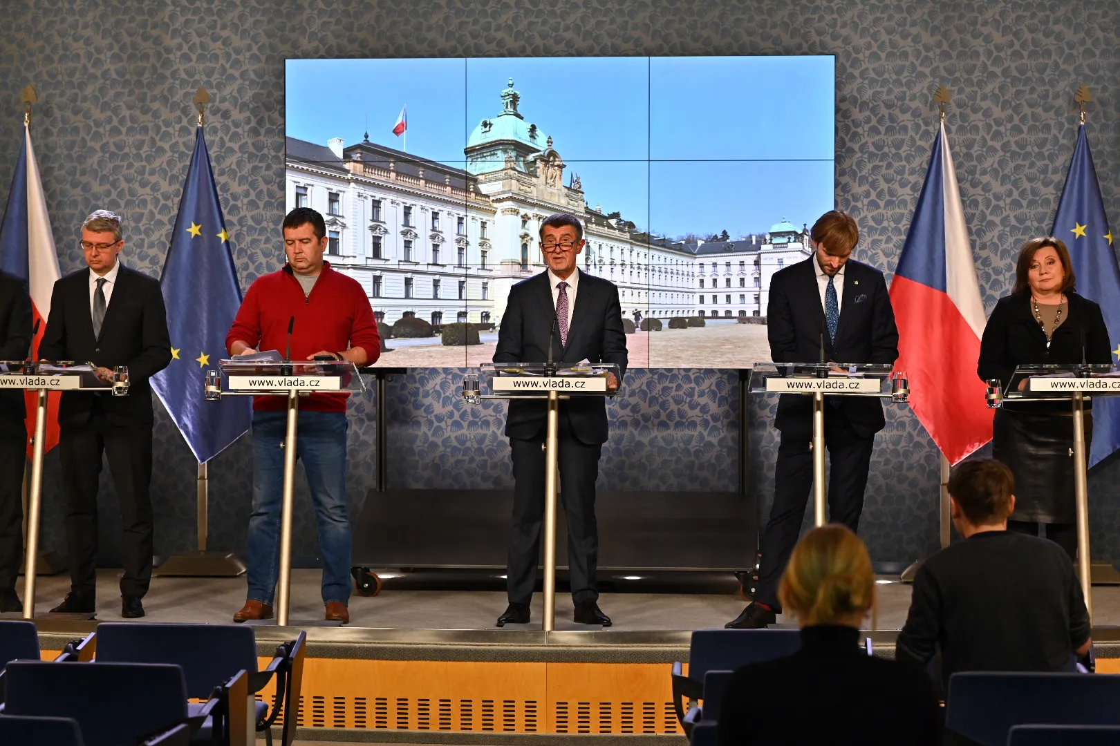 Vláda vyhlásila karanténu. Lidé mohou jen do práce nebo na nákup