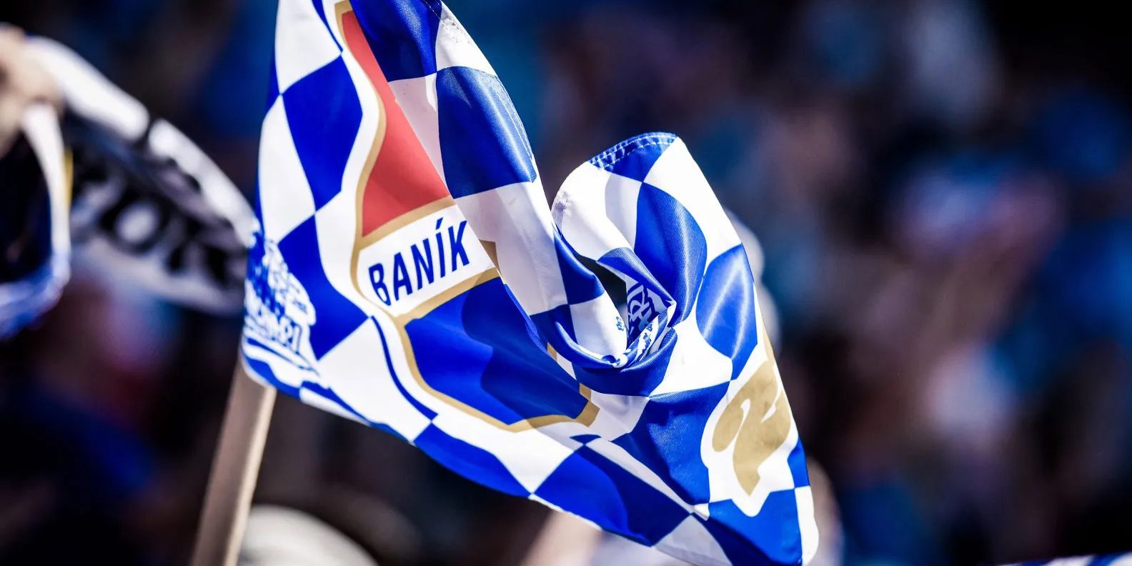 STÁT RUŠÍ SPORTOVNÍ AKCE, BÉČKO I MLÁDEŽ BEZ DIVÁKŮ