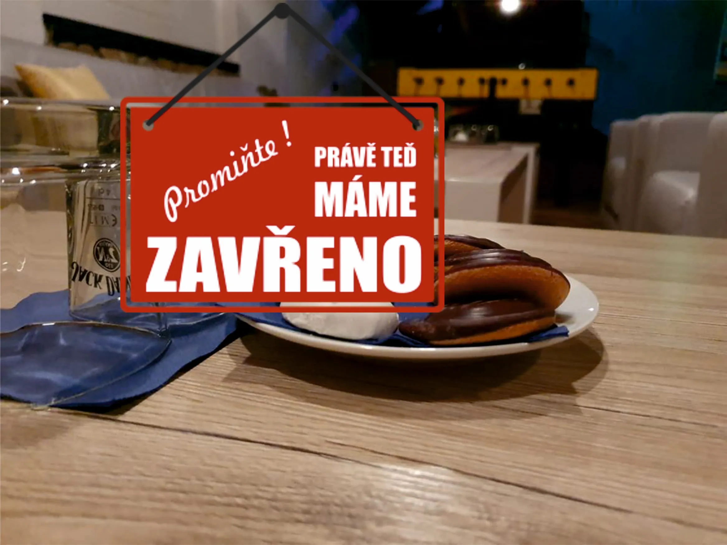 Na mimořádném nočním zasedání, vláda rozhodla o uzavření restaurací a obchodů