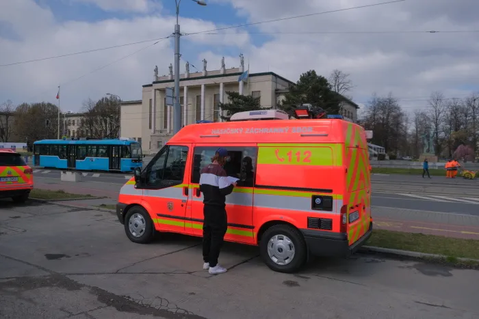 Hasiči už odvezli z Ostravy domů téměř tři desítky cestovatelů