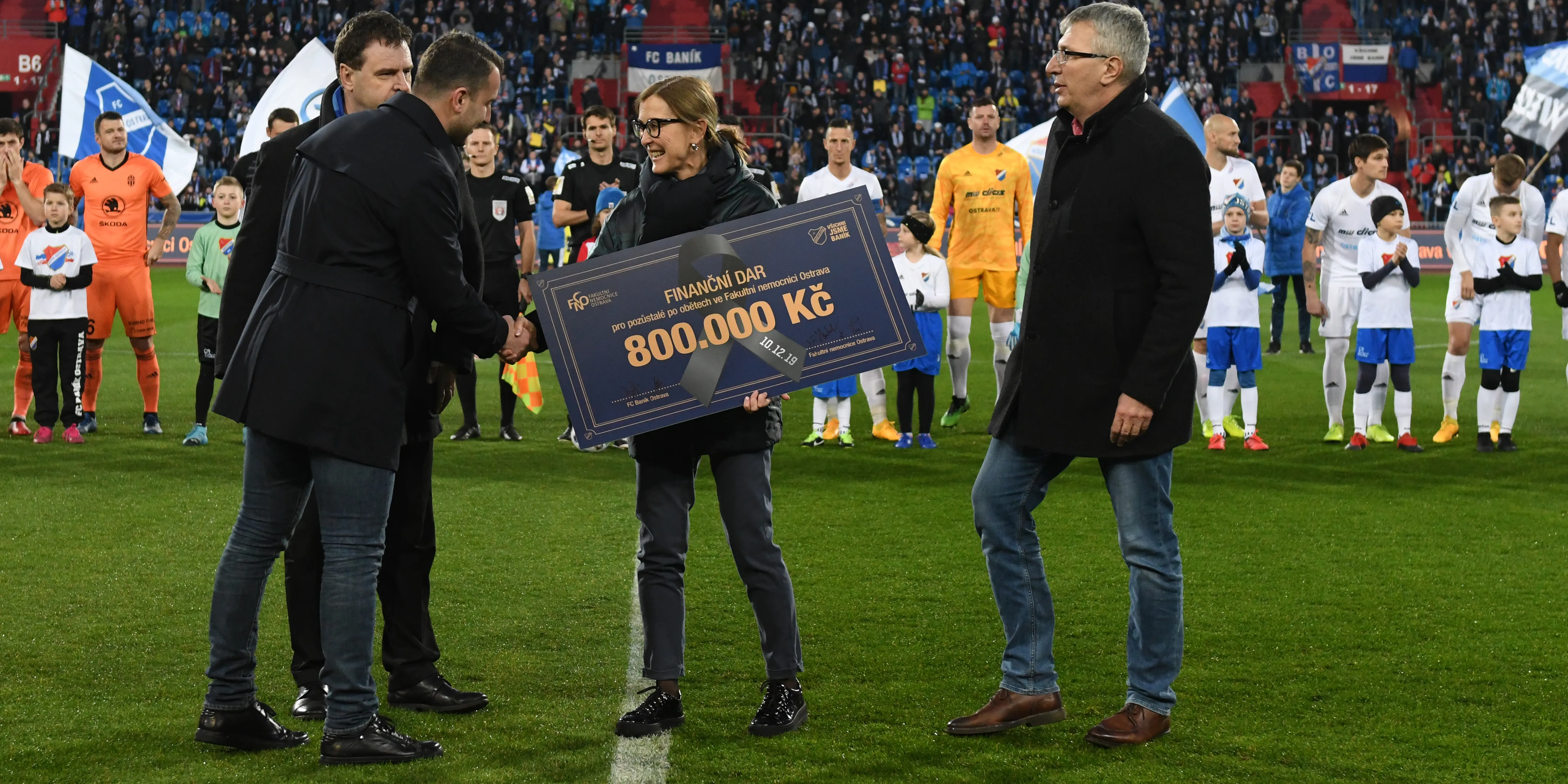 BANÍK PŘEDAL FINANČNÍ POMOC URČENOU OBĚTEM STŘELBY