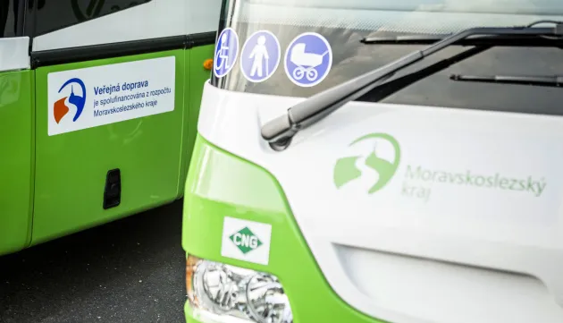 Příměstská autobusová doprava se postupně vrací do normálu. Cestující budou opět nastupovat předními dveřmi