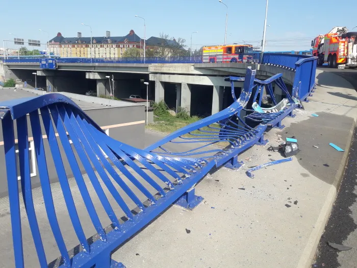 Hasiči vyprošťovali autobus, který skončil v centru Ostravy v pevném zábradlí